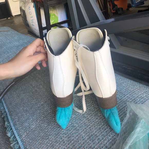 Ice skates! I CAN NOT SHIP THESE OUT UNTILL 01/08/25, I am currently out of town - Picture 3 of 5